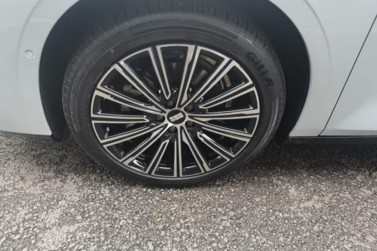 Used Geely Galaxy 8 2025 130km EM-i Flagship Edition Left Front Wheel Hub