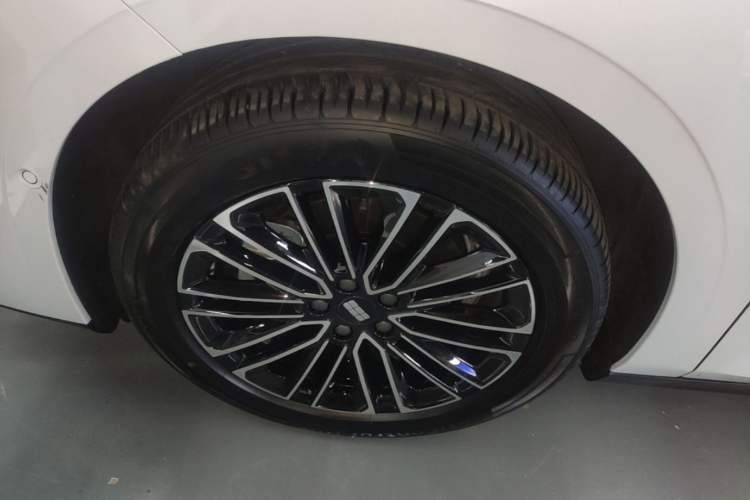 Used Geely Galaxy 8 2025 130km EM-i Deluxe Edition Left Front Wheel Hub