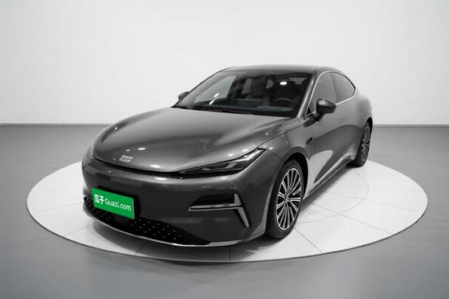 Używany Geely Galaxy 8 2025 130km EM-i Flagship Edition
