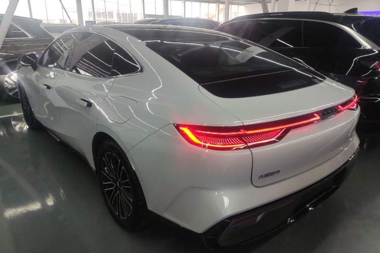 Used Geely Galaxy 8 2025 130km EM-i Deluxe Edition Rear Left 45 Deg