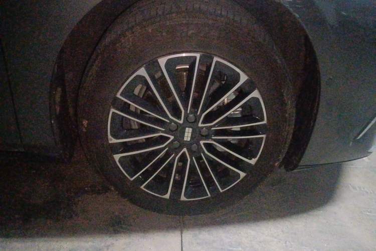 Used Geely Galaxy 8 2025 130km EM-i Deluxe Edition Right Front Wheel Hub