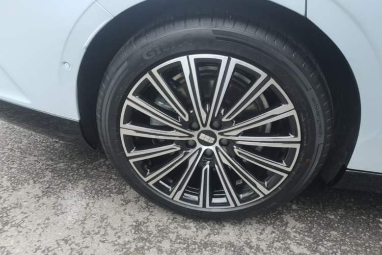 Used Geely Galaxy 8 2025 130km EM-i Flagship Edition Right Rear Wheel Hub