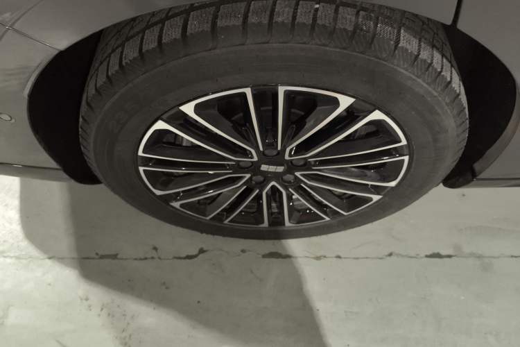 Used Geely Galaxy 8 2025 130km EM-i Prestige Edition Right Rear Wheel Hub