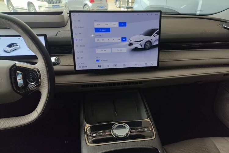 Used Geely Galaxy 8 2025 130km EM-P Starship Edition Audio And AC Panel