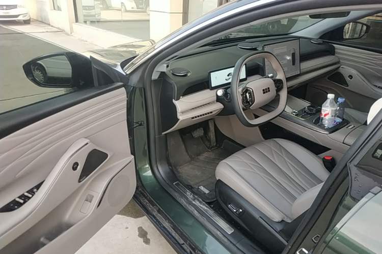 Used Geely Galaxy 8 2025 130km EM-i Prestige Edition Driver Seat