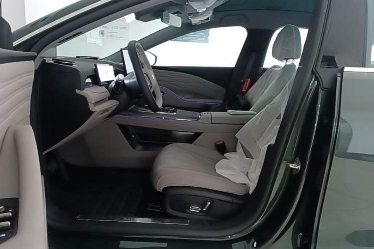 Used Geely Galaxy 8 2025 130km EM-i Prestige Edition Driver Seat