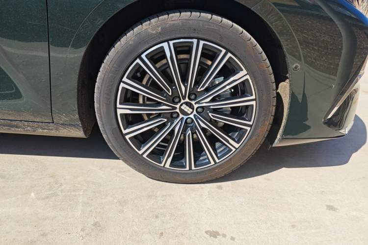Used Geely Galaxy 8 2025 130km EM-i Flagship Edition Exterior 1