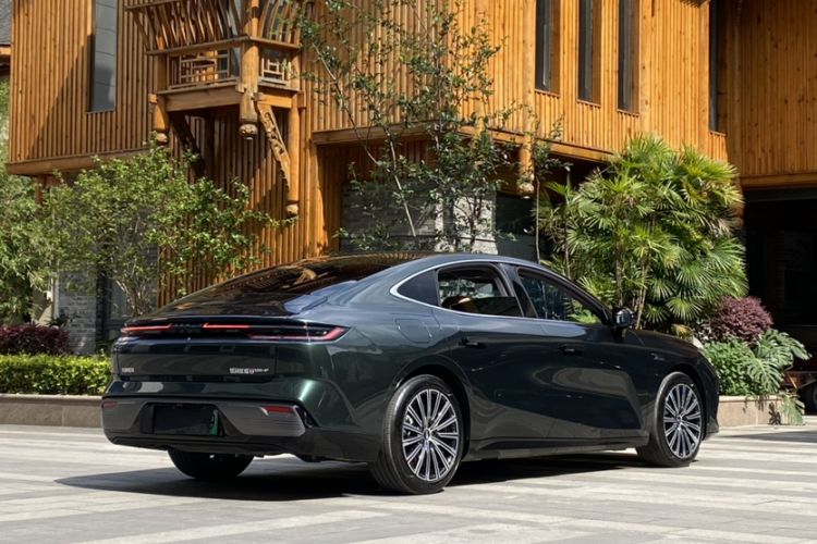 Used Geely Galaxy 8 2025 130km EM-P Starship Edition Exterior 4