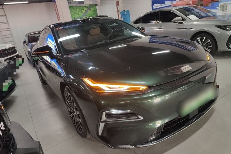 Used Geely Galaxy 8 2025 130km EM-P Starship Edition Front Right 45 Deg