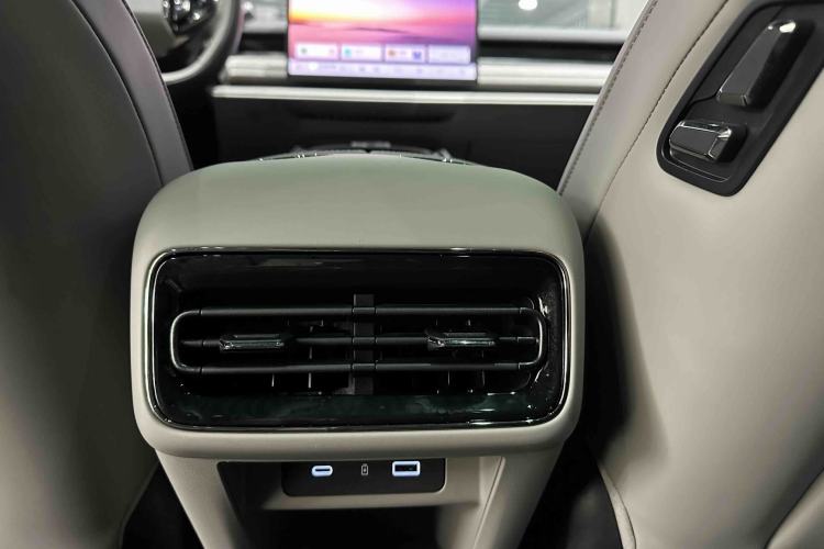 Used Geely Galaxy 8 2025 130km EM-i Flagship Edition Interior 2