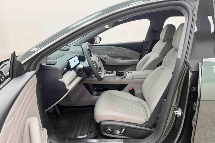 Used Geely Galaxy 8 2025 130km EM-i Flagship Edition Interior 2