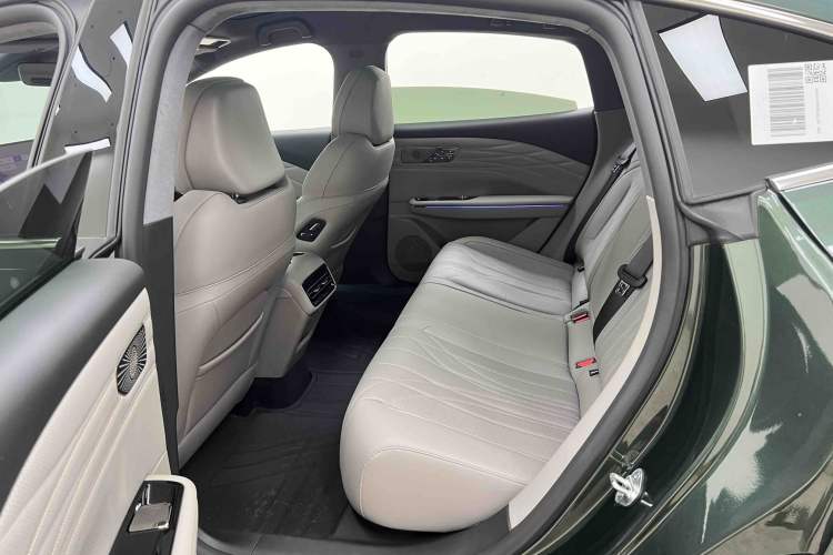 Used Geely Galaxy 8 2025 130km EM-i Flagship Edition Interior 3