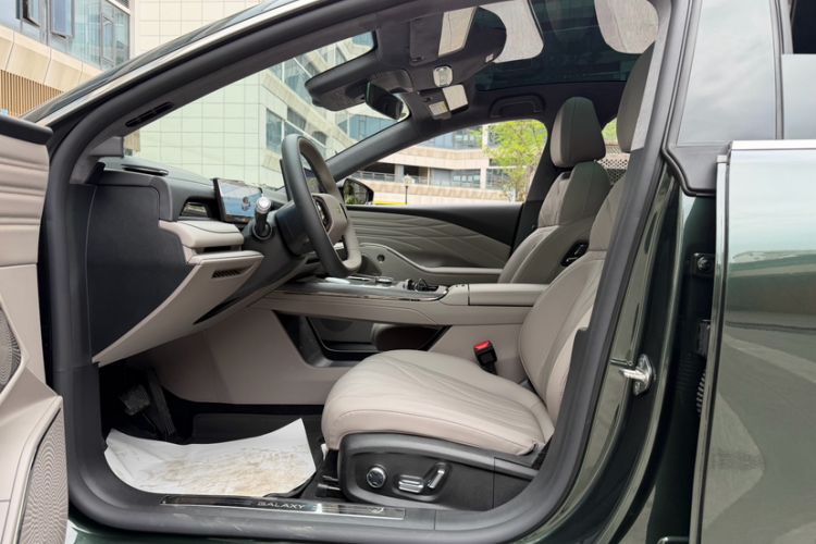 Used Geely Galaxy 8 2025 130km EM-P Starship Edition Interior 4