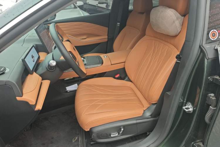 Used Geely Galaxy 8 2025 130km EM-i Prestige Edition Left Front Seat