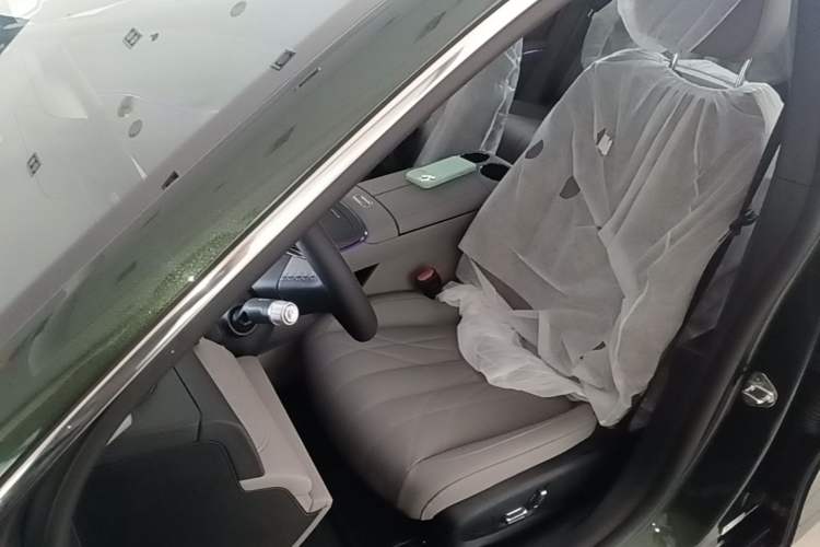 Used Geely Galaxy 8 2025 130km EM-i Prestige Edition Left Front Seat