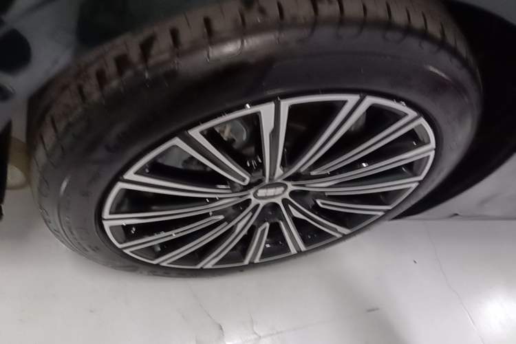 Used Geely Galaxy 8 2025 130km EM-P Starship Edition Left Front Wheel Hub