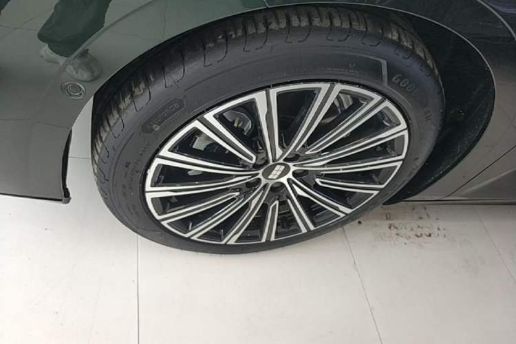 Used Geely Galaxy 8 2025 130km EM-P Starship Edition Left Front Wheel Hub