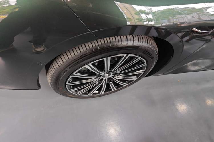 Used Geely Galaxy 8 2025 130km EM-i Flagship Edition Left Front Wheel Hub