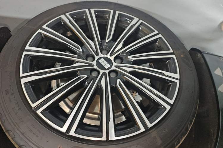 Used Geely Galaxy 8 2025 130km EM-P Starship Edition Left Front Wheel Hub