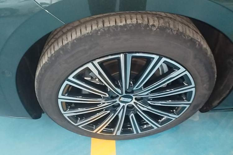 Used Geely Galaxy 8 2025 130km EM-P Starship Edition Left Front Wheel Hub