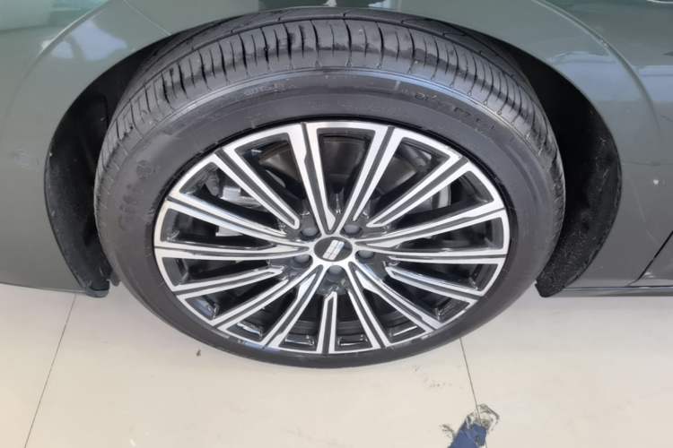 Used Geely Galaxy 8 2025 130km EM-i Flagship Edition Left Front Wheel Hub