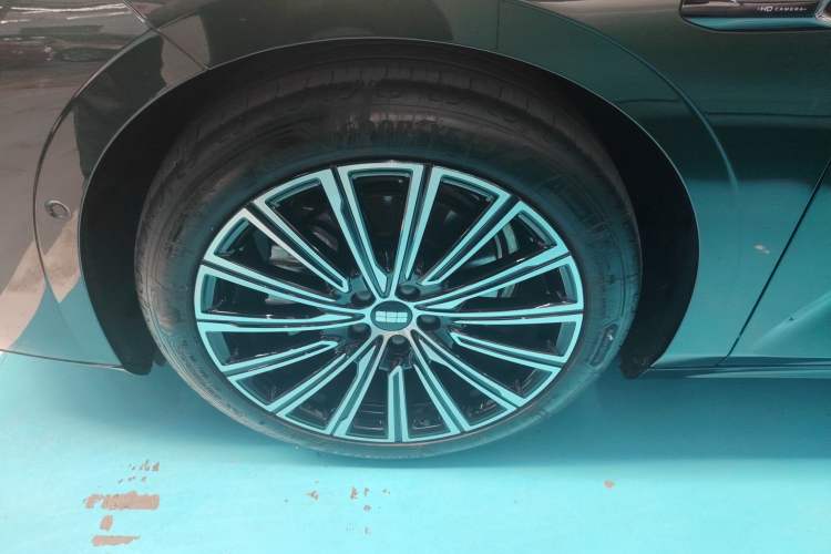 Used Geely Galaxy 8 2025 130km EM-P Starship Edition Left Front Wheel Hub