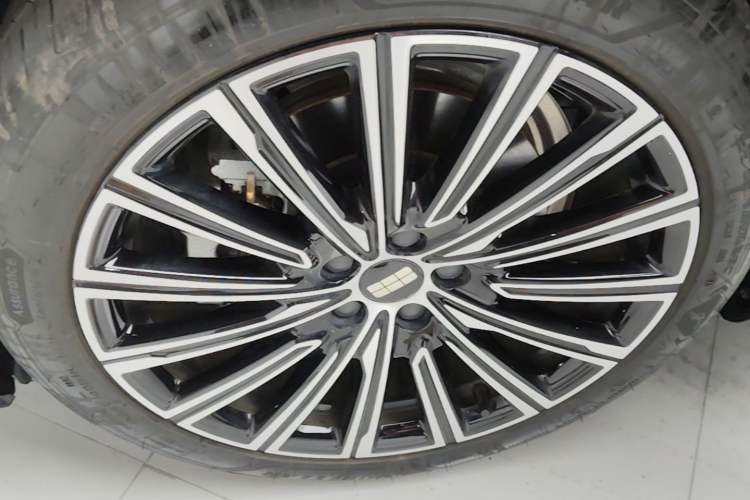 Used Geely Galaxy 8 2025 130km EM-P Starship Edition Left Front Wheel Hub