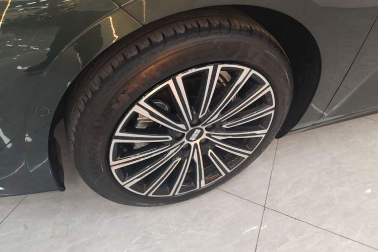 Used Geely Galaxy 8 2025 130km EM-P Starship Edition Left Front Wheel Hub