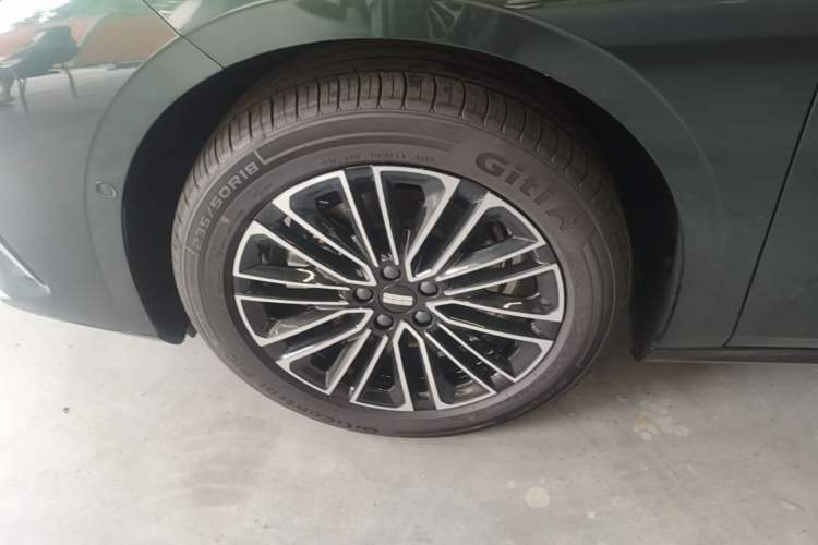 Used Geely Galaxy 8 2025 130km EM-i Deluxe Edition Left Front Wheel Hub