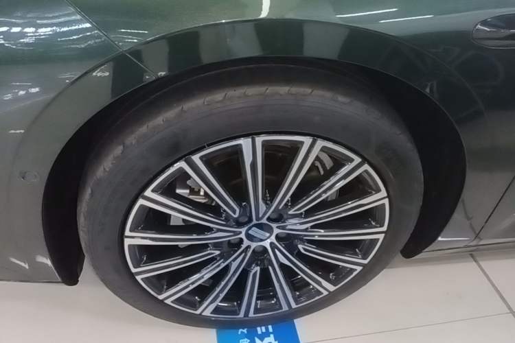 Used Geely Galaxy 8 2025 130km EM-P Starship Edition Left Front Wheel Hub