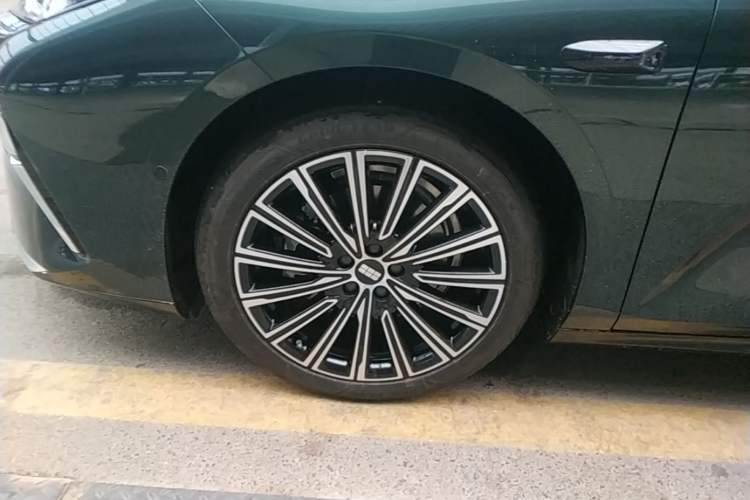 Used Geely Galaxy 8 2025 130km EM-P Starship Edition Left Front Wheel Hub