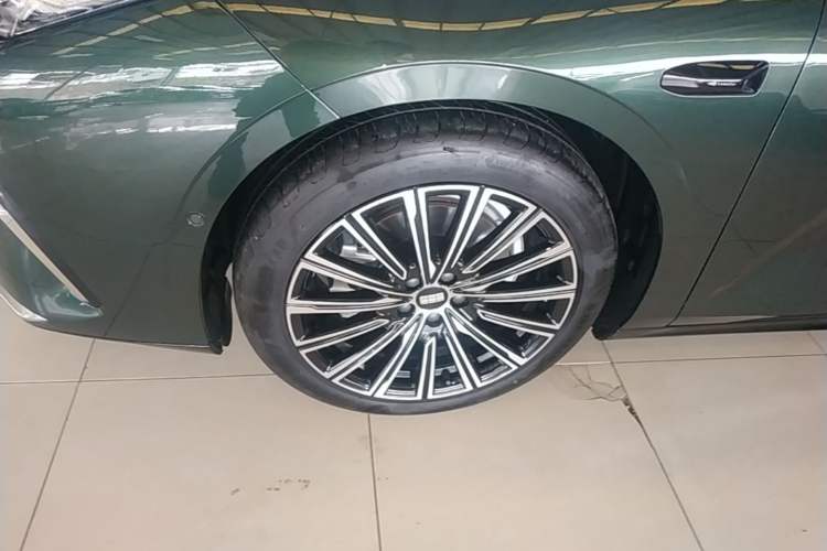Used Geely Galaxy 8 2025 130km EM-P Starship Edition Left Front Wheel Hub