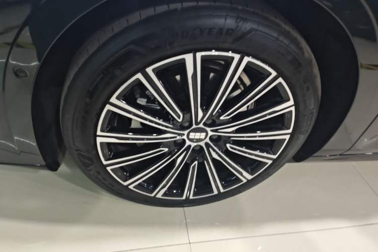 Used Geely Galaxy 8 2025 130km EM-P Starship Edition Left Front Wheel Hub