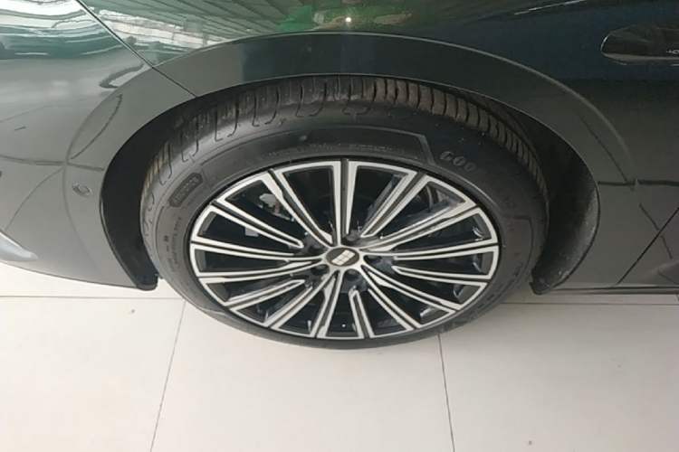 Used Geely Galaxy 8 2025 130km EM-P Starship Edition Left Front Wheel Hub