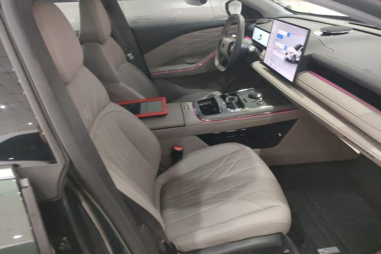 Used Geely Galaxy 8 2025 130km EM-i Deluxe Edition Right Front Seat