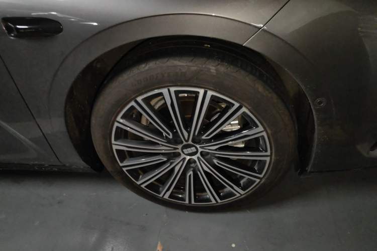 Used Geely Galaxy 8 2025 130km EM-P Starship Edition Right Front Wheel Hub