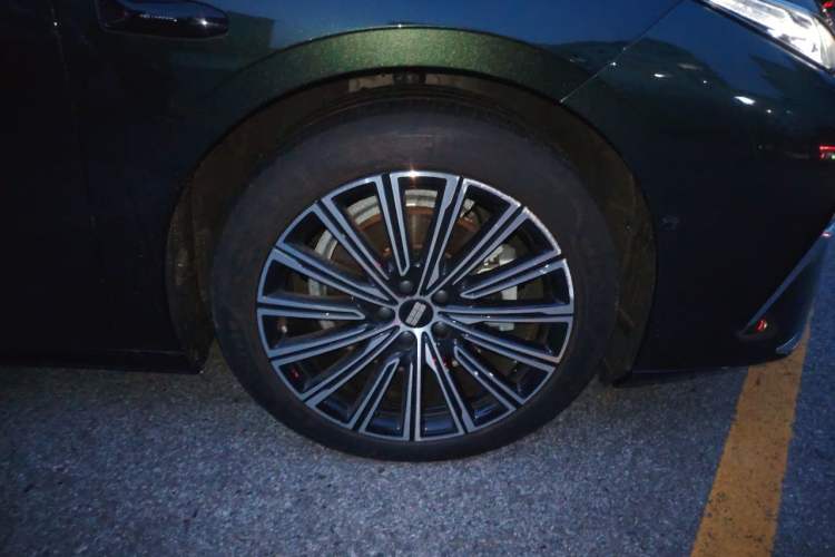 Used Geely Galaxy 8 2025 130km EM-P Starship Edition Right Front Wheel Hub