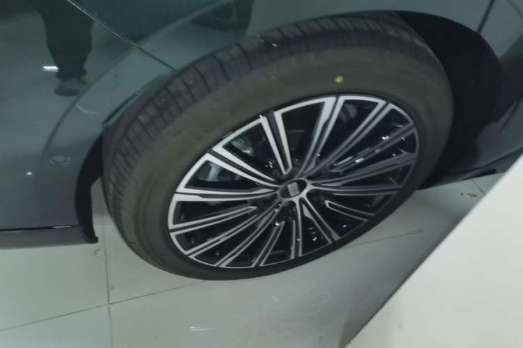 Used Geely Galaxy 8 2025 130km EM-i Flagship Edition Right Rear Wheel Hub
