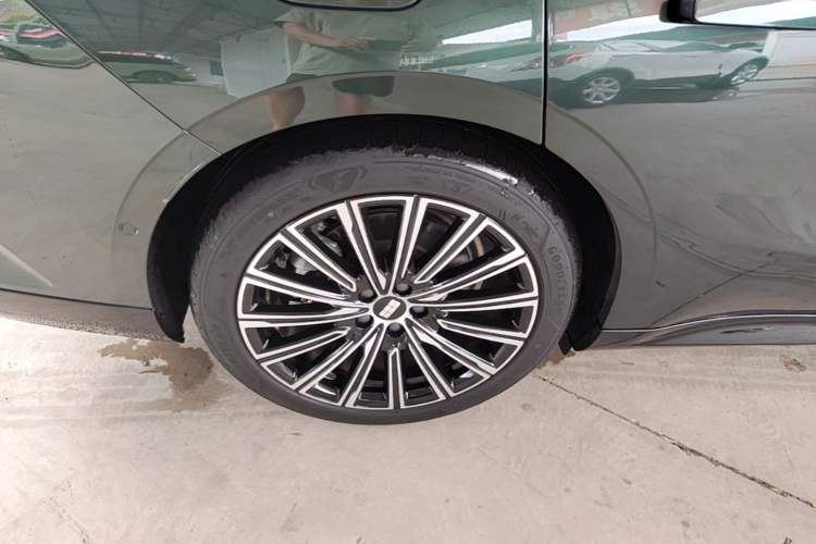 Used Geely Galaxy 8 2025 130km EM-P Starship Edition Right Rear Wheel Hub