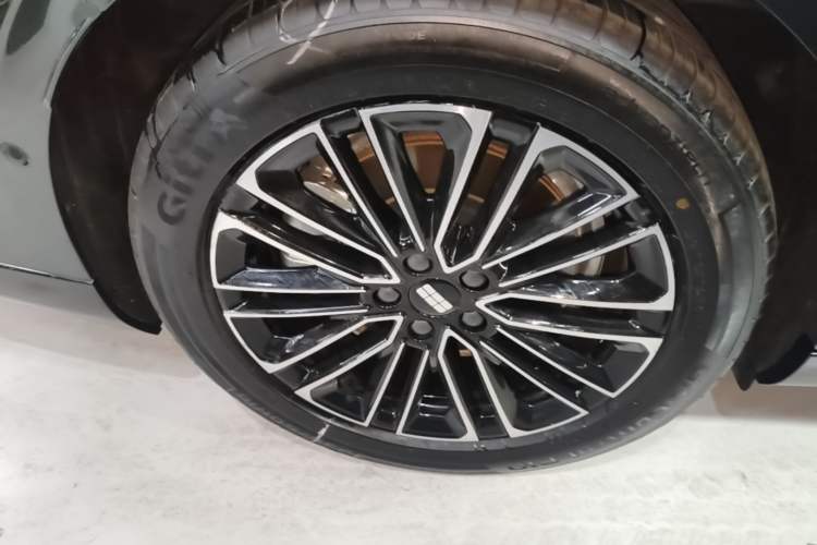 Used Geely Galaxy 8 2025 130km EM-i Deluxe Edition Right Rear Wheel Hub