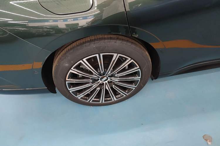 Used Geely Galaxy 8 2025 130km EM-P Starship Edition Right Rear Wheel Hub
