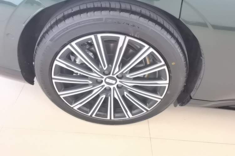 Used Geely Galaxy 8 2025 130km EM-i Flagship Edition Right Rear Wheel Hub