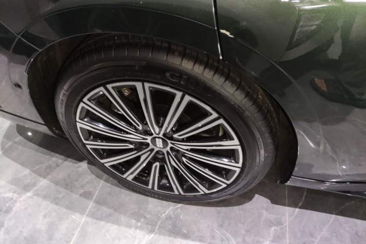 Used Geely Galaxy 8 2025 130km EM-i Flagship Edition Right Rear Wheel Hub