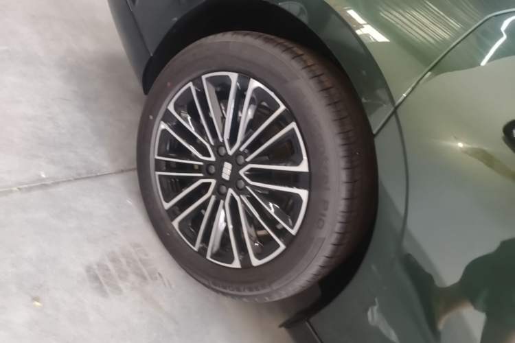 Used Geely Galaxy 8 2025 130km EM-i Deluxe Edition Right Rear Wheel Hub