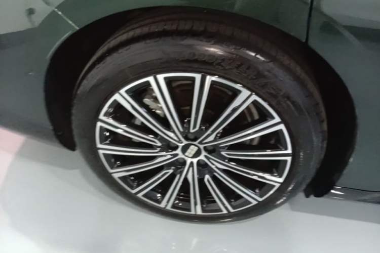 Used Geely Galaxy 8 2025 130km EM-P Starship Edition Right Rear Wheel Hub
