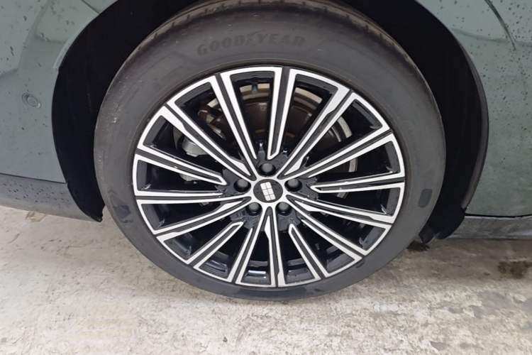 Used Geely Galaxy 8 2025 130km EM-P Starship Edition Right Rear Wheel Hub