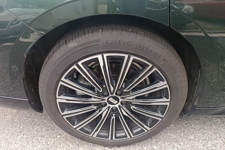 Used Geely Galaxy 8 2025 130km EM-i Flagship Edition Right Rear Wheel Hub