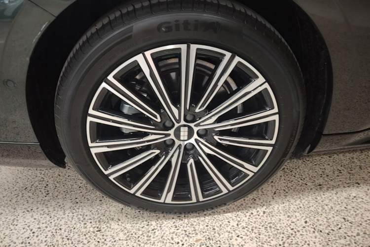Used Geely Galaxy 8 2025 130km EM-i Flagship Edition Right Rear Wheel Hub