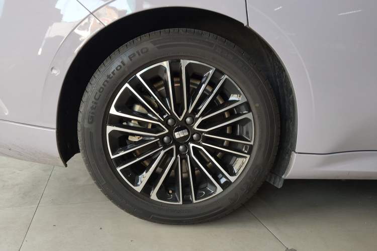 Used Geely Galaxy 8 2025 130km EM-i Deluxe Edition Right Rear Wheel Hub