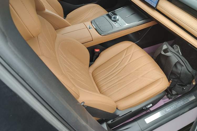 Used Geely Galaxy 8 2025 60km EM-i Luxury Edition Right Front Seat